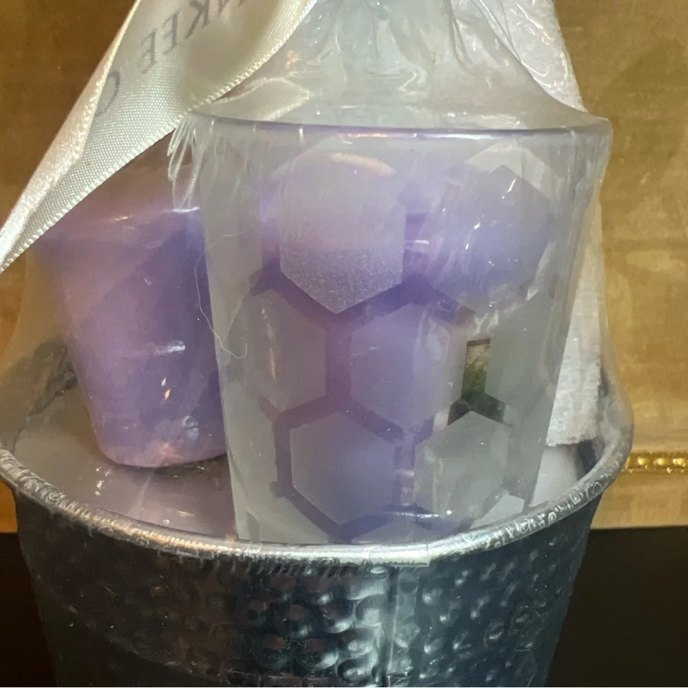 Yankee Candle Lilac Blossoms 3pc Gift Set 3.7oz Jar 2 Votives Glass Bucket New - Picture 6 of 8